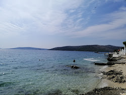 Seget Vranjica beach'in fotoğrafı uçurumlarla desteklenmiş