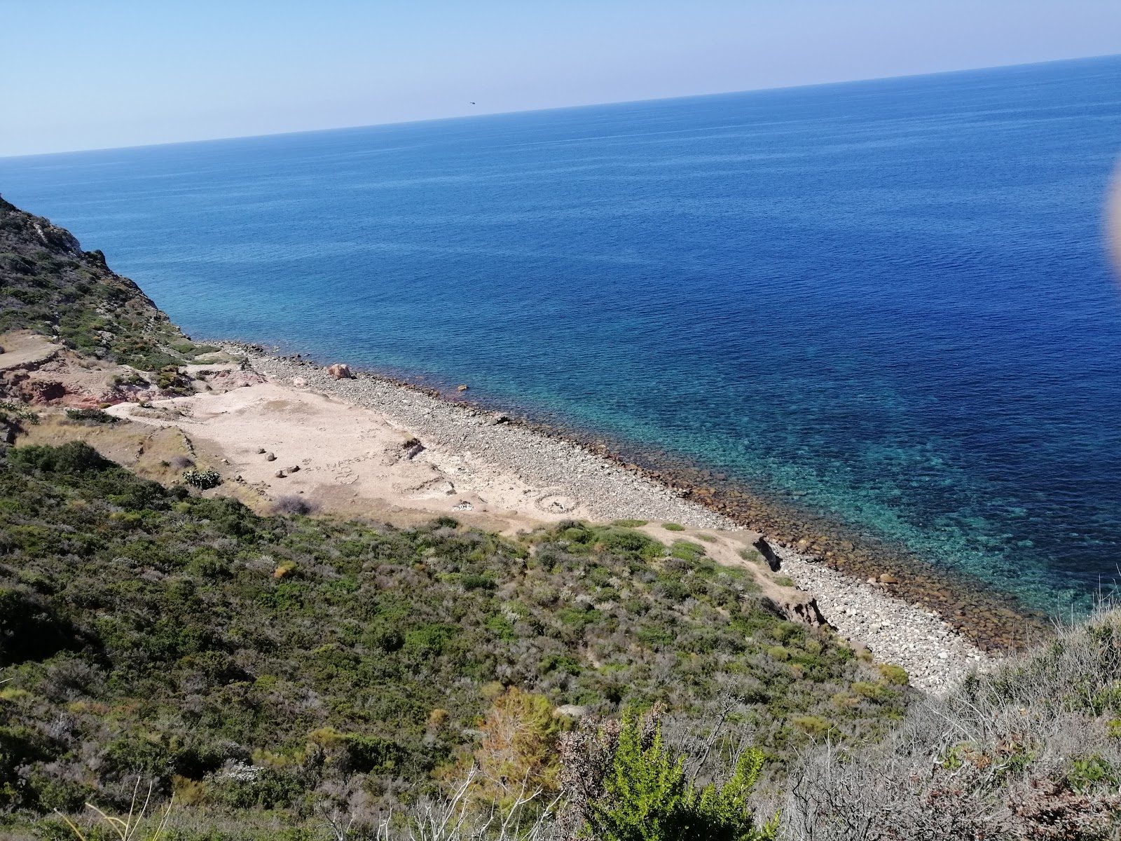 Foto di Spiaggia della Calcara con una superficie del terreno roccioso