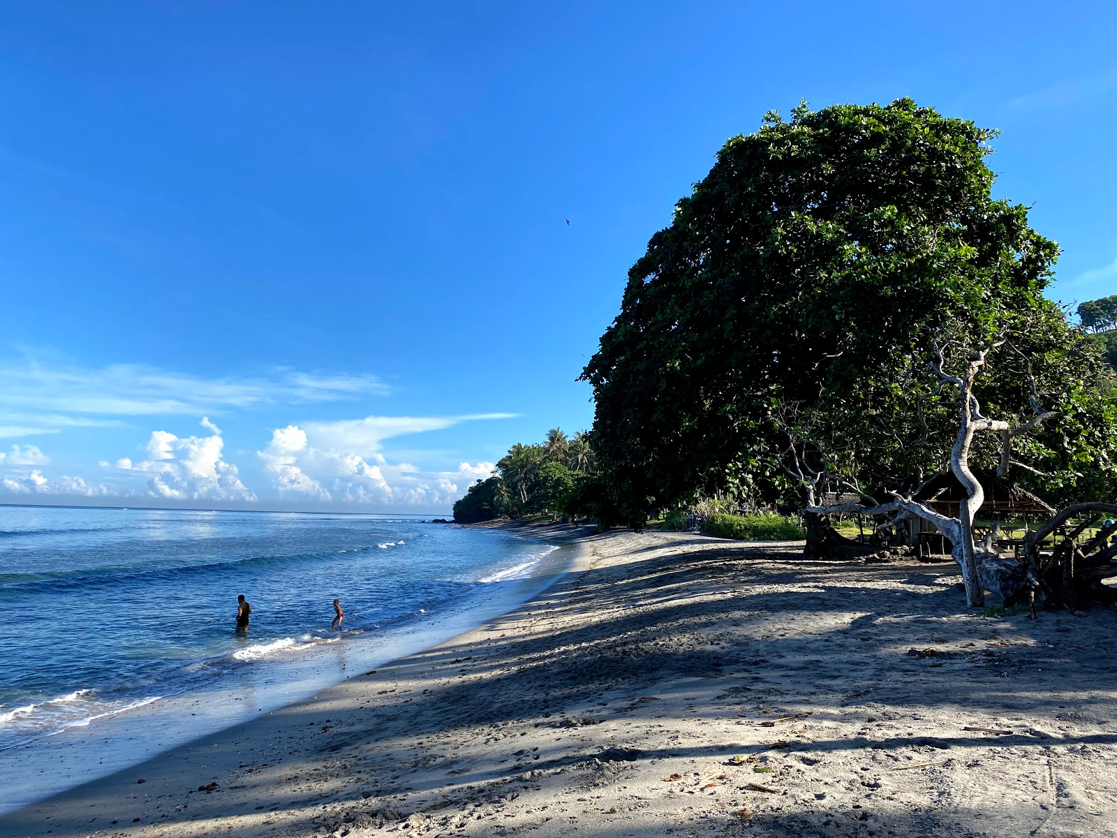 Senggigi Beach'in fotoğrafı uçurumlarla desteklenmiş