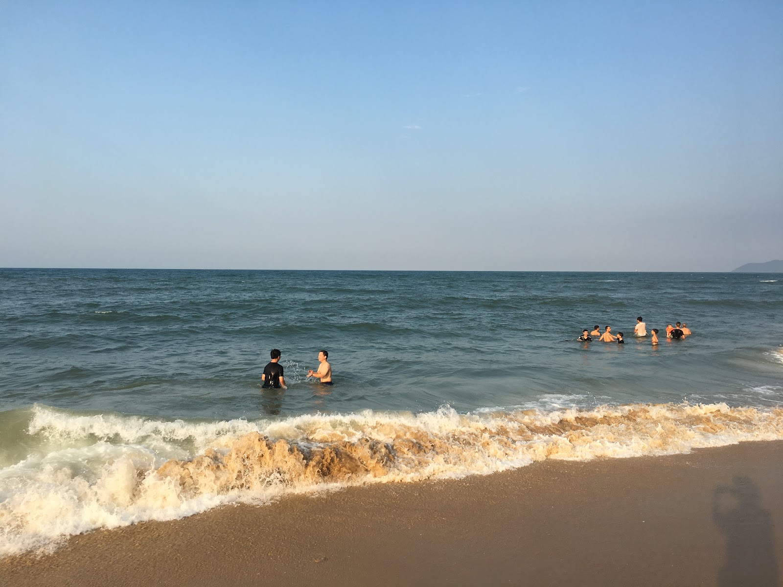 Valokuva Vinh Hien Beachista. pinnalla turkoosi vesi:n kanssa