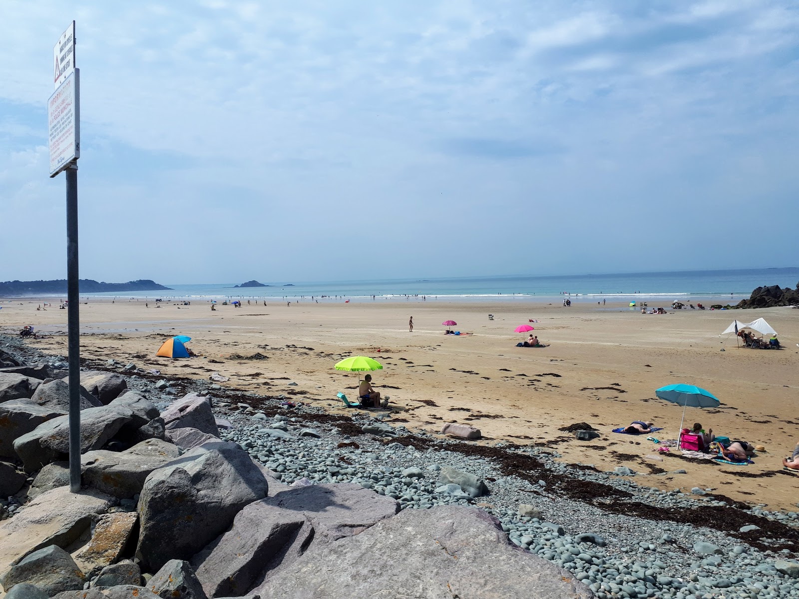 Fotografija Plage de Saint-Pabu z svetel pesek površino