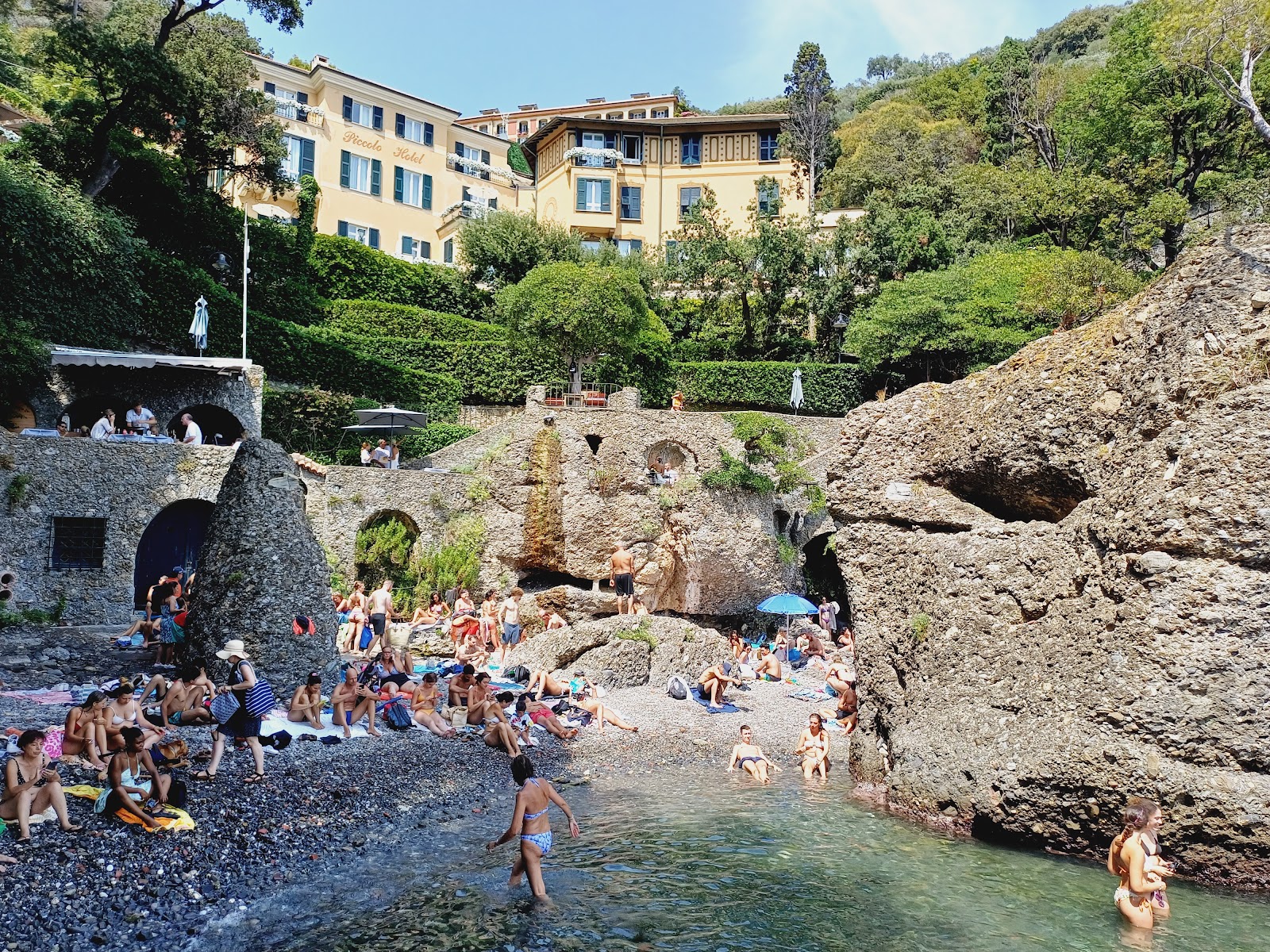 Valokuva Baia Cannone Portofinoista. pinnalla sininen puhdas vesi:n kanssa