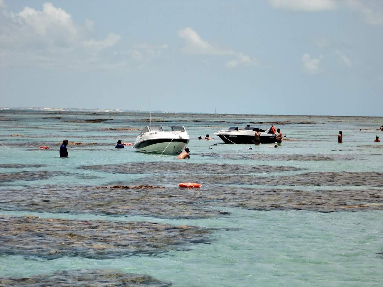Foto de Playa Perobas con agua cristalina superficie