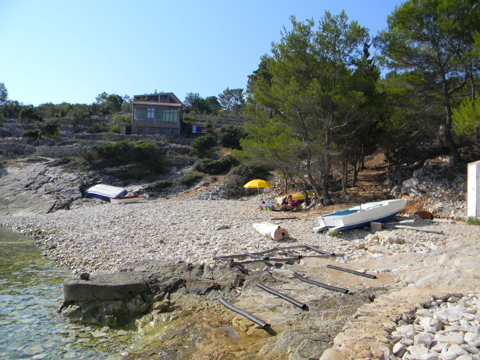 Foto de Meduza beach rodeado por montanhas