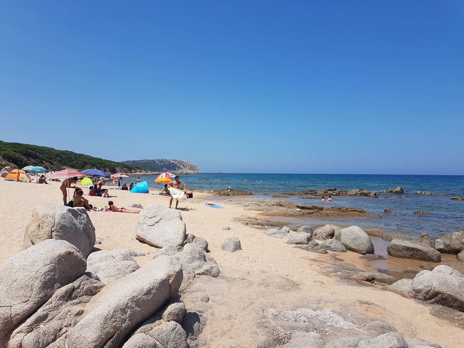 Foto von Cala Pischina und seine wunderschöne Landschaft