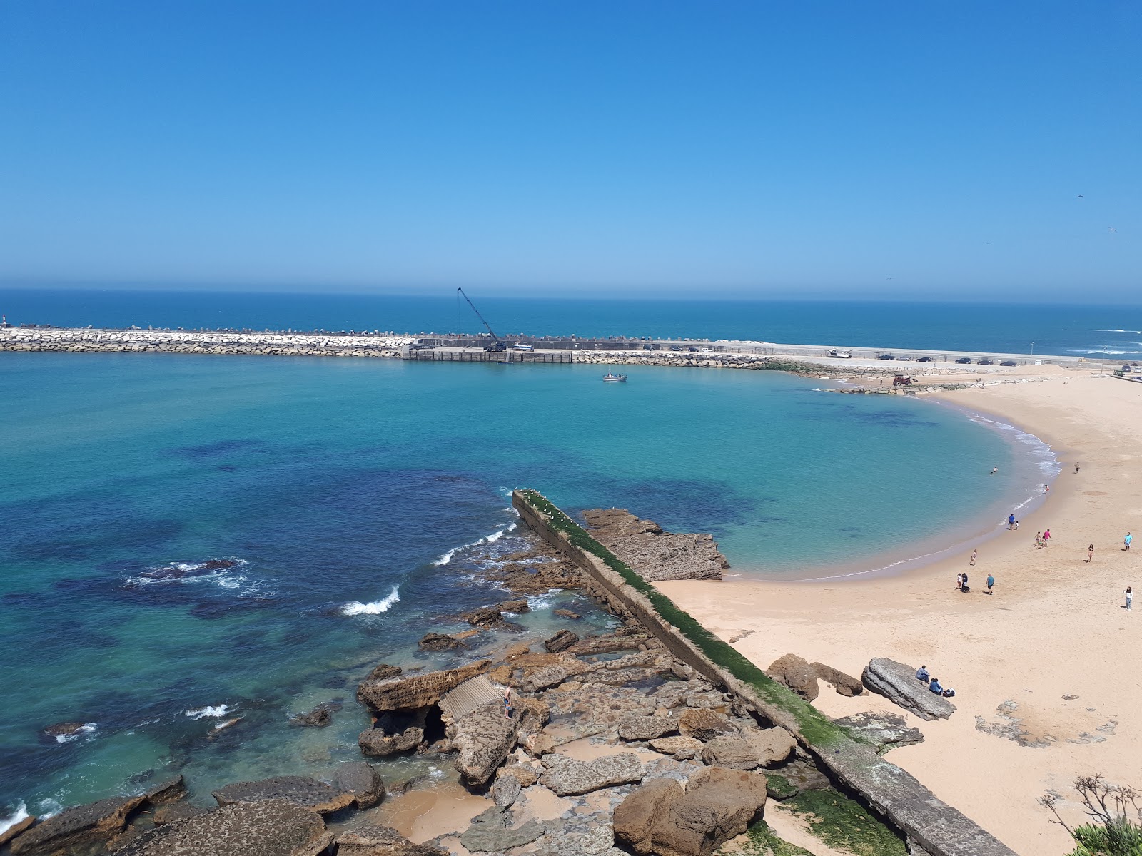 Foto di Praia dos Pescadores con una superficie del sabbia beige fine