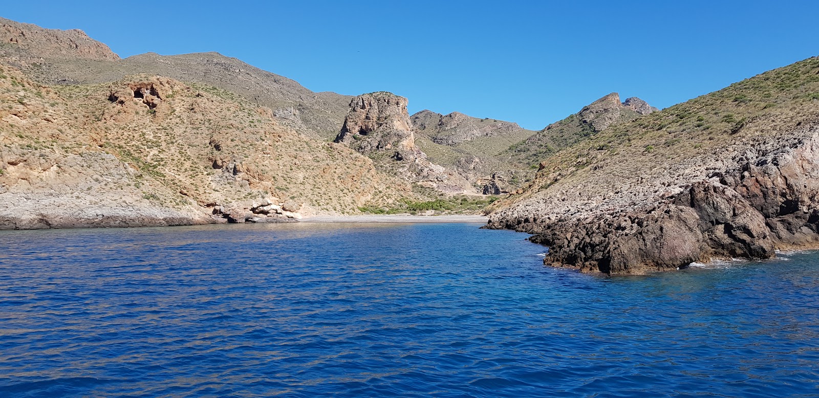 Foto van Playa Cala Cerrada met grijze fijne kiezelsteen oppervlakte