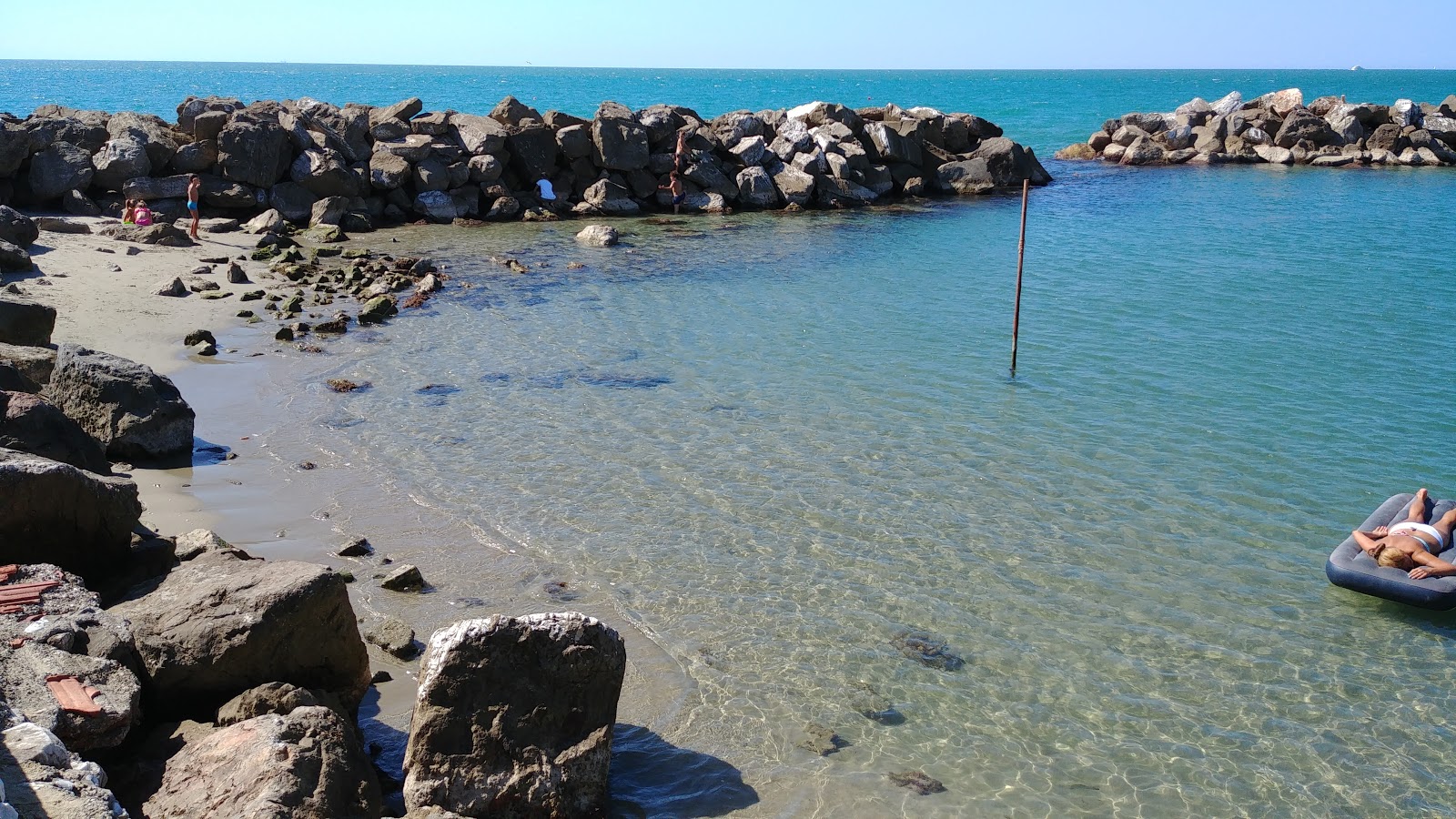 Photo de Tirrenia beach - endroit populaire parmi les connaisseurs de la détente