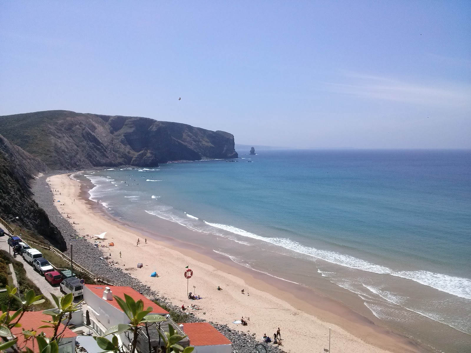 Foto von Praia da Arrifana - beliebter Ort unter Entspannungskennern