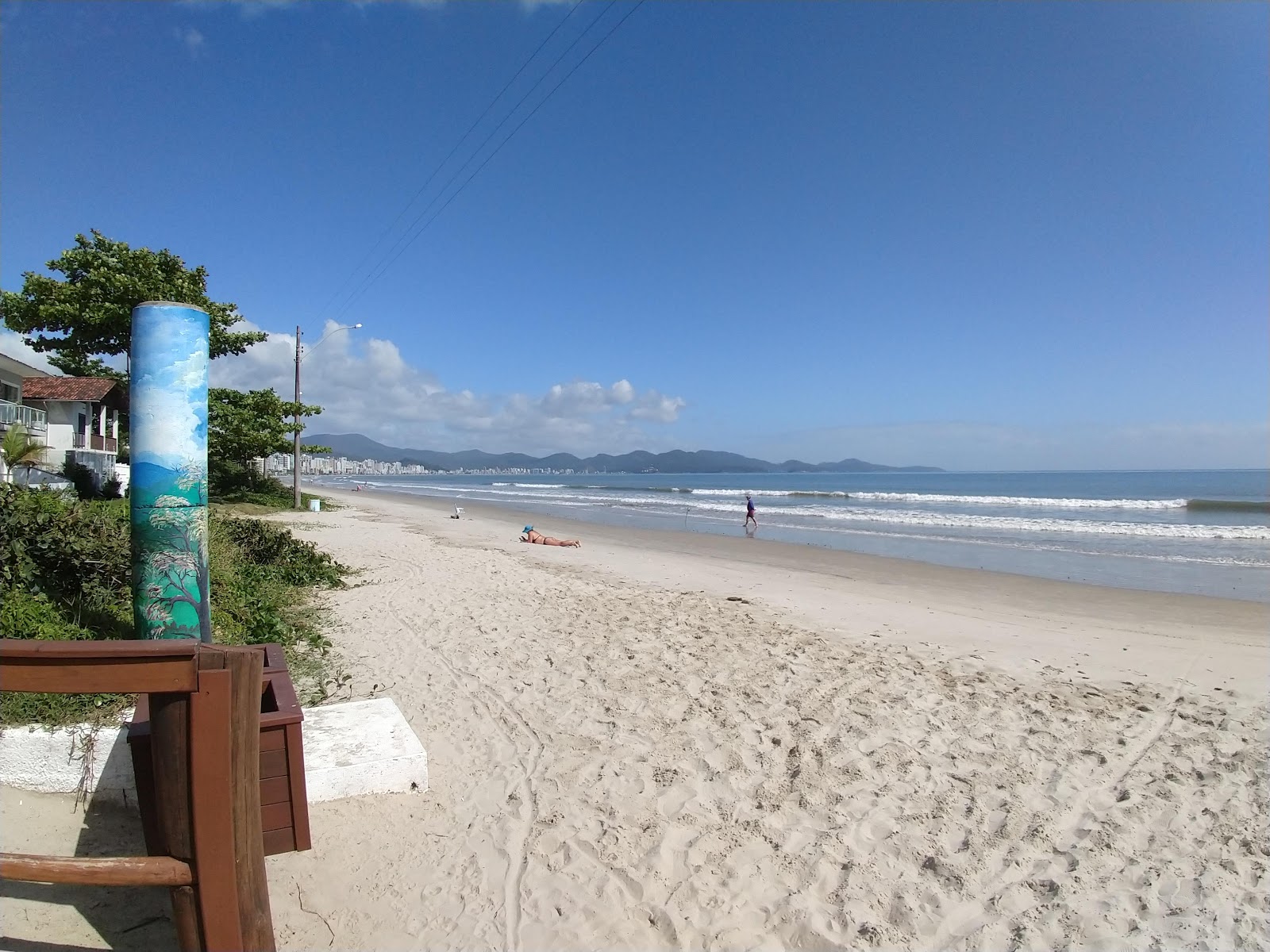 Zdjęcie Praia do Pereque z proste i długie