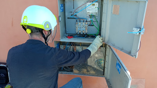 Antenas Electroman - Antenas - Antenista - Instalación de puntos de recarga - Vehículos eléctricos - Soluciones de recarga - Tesla - Tesla Valencia en Xirivella, Valencia