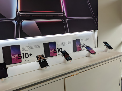 Cell Phone Store «Tracfone Wireless Exclusive Store (Cellphone Repair- iPhone Repair- Screen Repair)», reviews and photos, 10812 SE Oak St b, Portland, OR 97222, USA