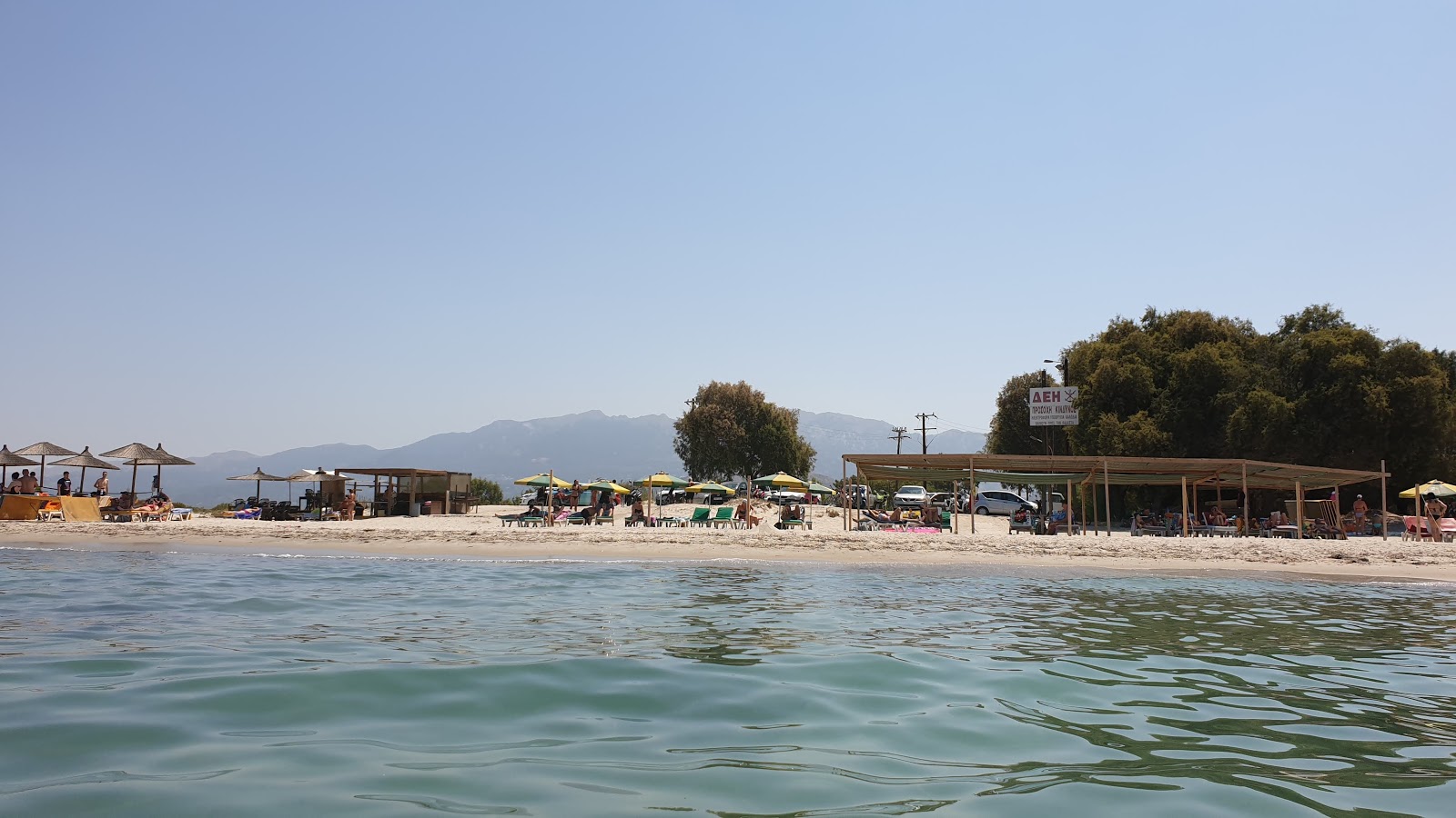 Foto de Golden beach - lugar popular entre os apreciadores de relaxamento