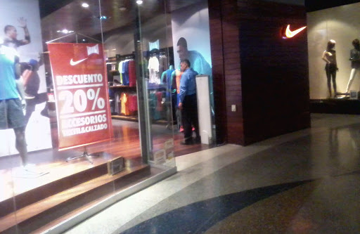 Stores to buy men's tracksuits Caracas
