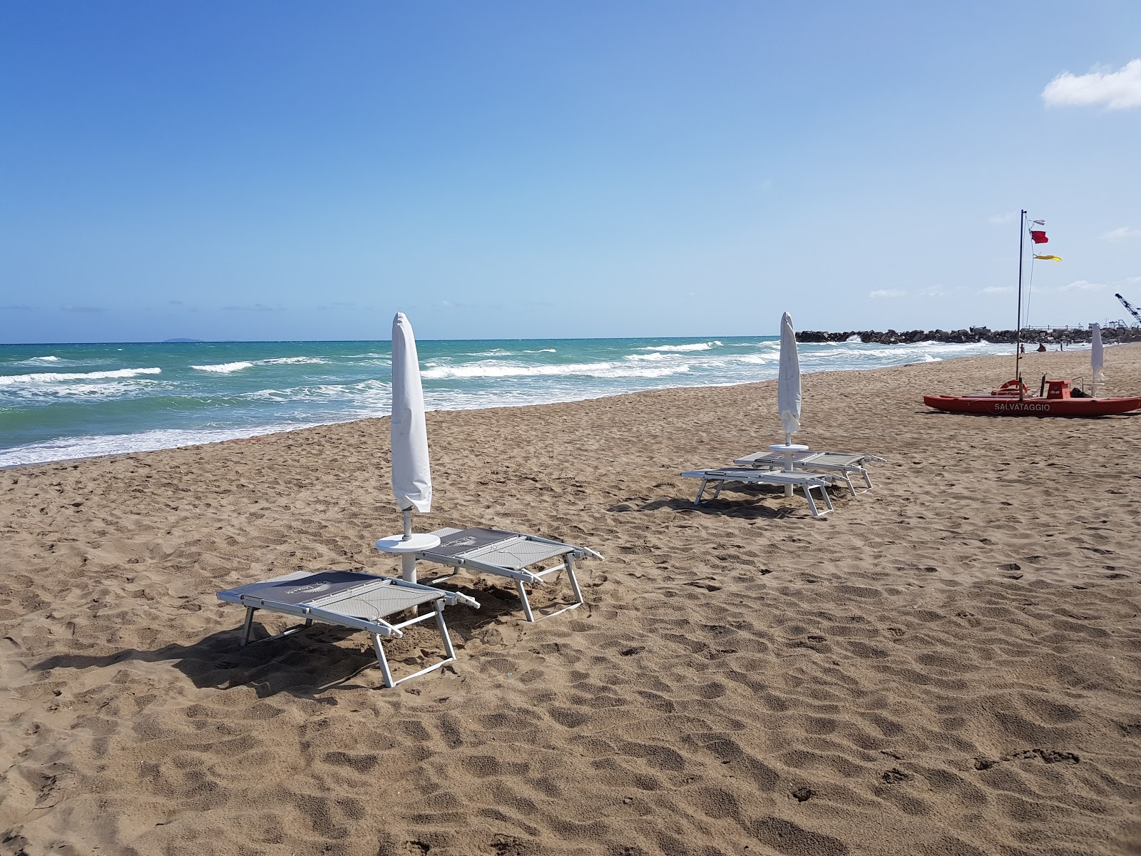 Foto von Spiaggia di Marina di Lesina und die siedlung