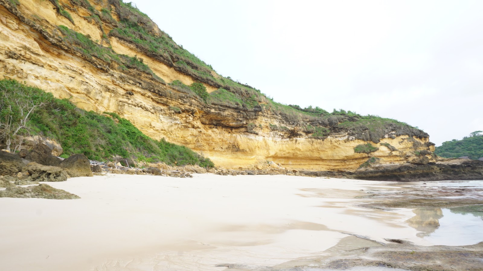 Foto von Tanjung Bloam Beach befindet sich in natürlicher umgebung