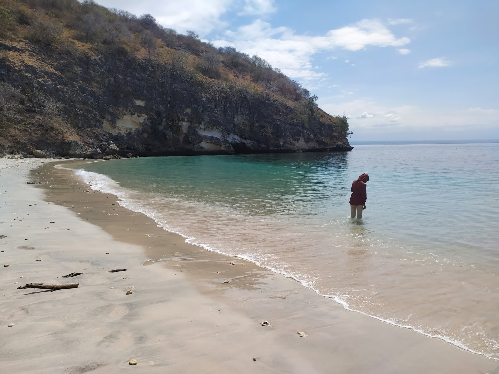 Foto von Semangkok Beach mit türkisfarbenes wasser Oberfläche