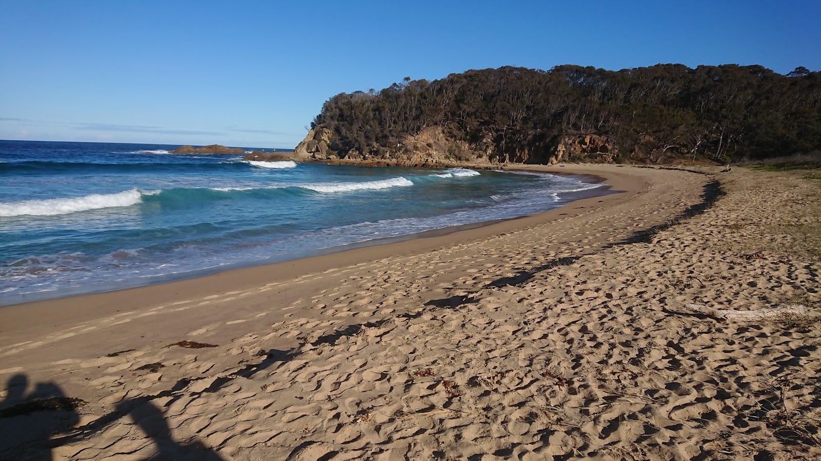 Foto de Moon Bay con arena beige superficie