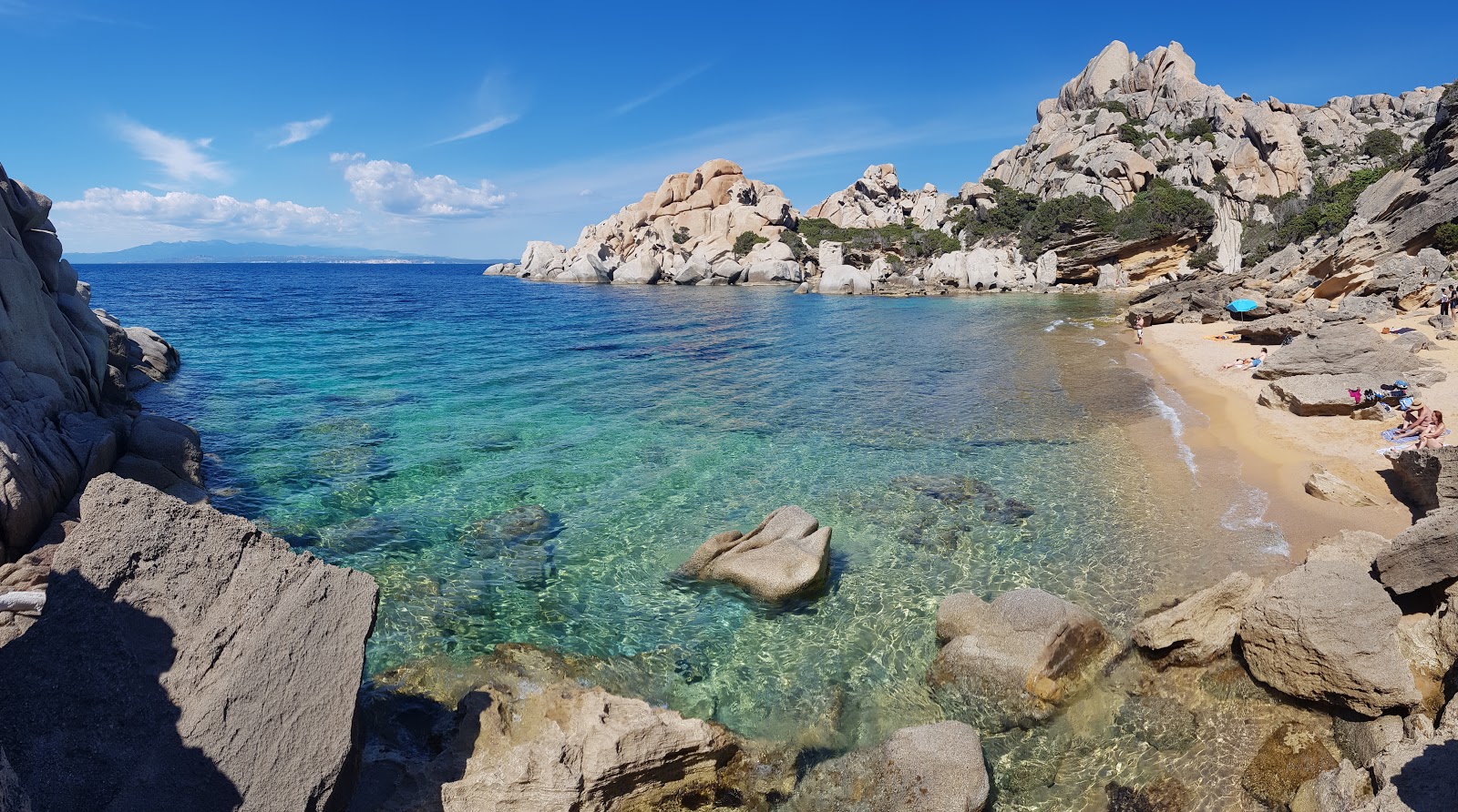 Foto de Spiaggia di Cala Spinosa área de comodidades