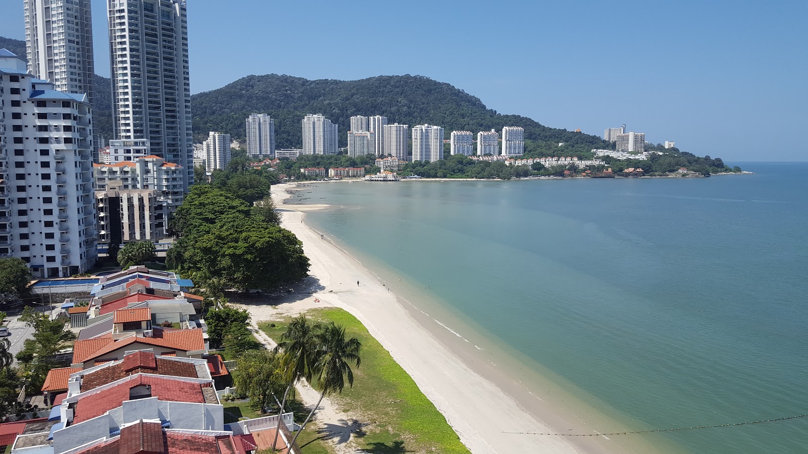 Φωτογραφία του Tanjung Bungah Beach και η εγκατάσταση