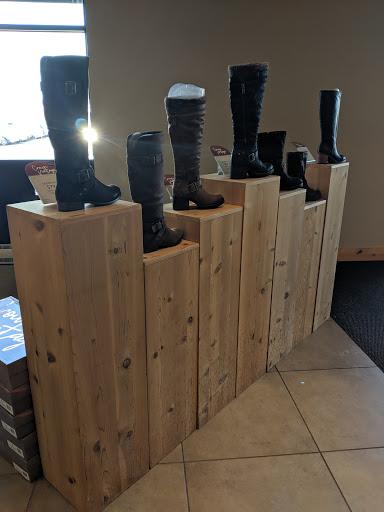 Shoe Store «DSW Designer Shoe Warehouse», reviews and photos, 6971 Grand Ave, Gurnee, IL 60031, USA