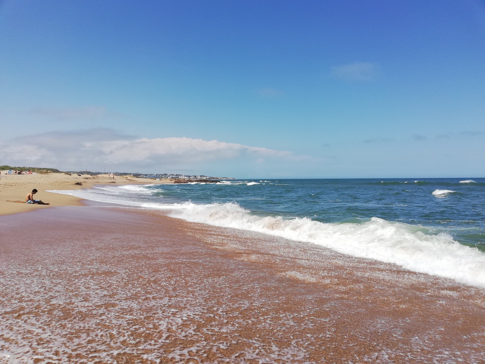 Foto av Montoya Beach med turkos rent vatten yta