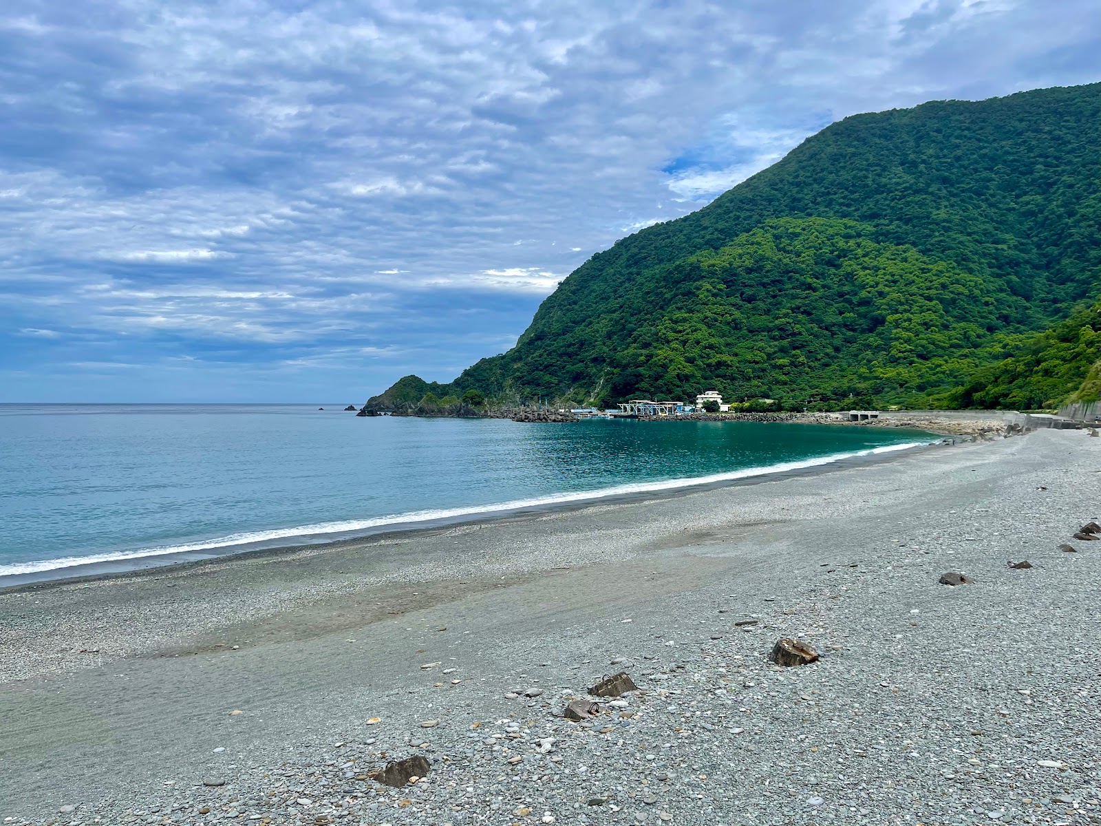 Fotografie cu Dongao Beach cu o suprafață de apa pură turcoaz