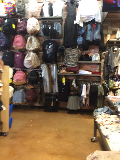Clothing Store «Tillys», reviews and photos, 343 N Alafaya Trail, Orlando, FL 32828, USA