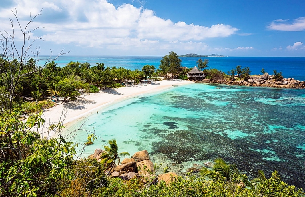 Foto de Praia de Petite Anse Kerlan apoiado por penhascos