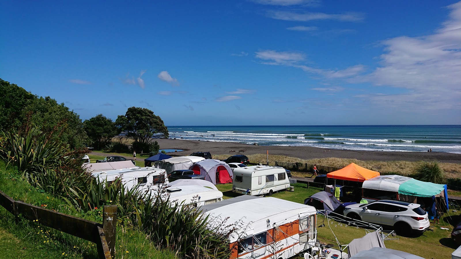 Foto de Oakura Beach con agua turquesa superficie