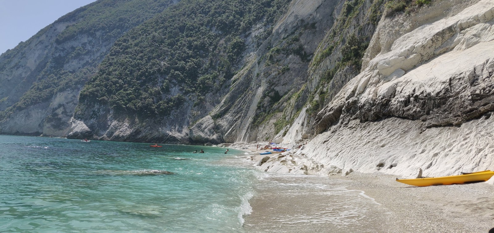 Fotografija Spiaggia Sassi Bianchi z beli kamenček površino