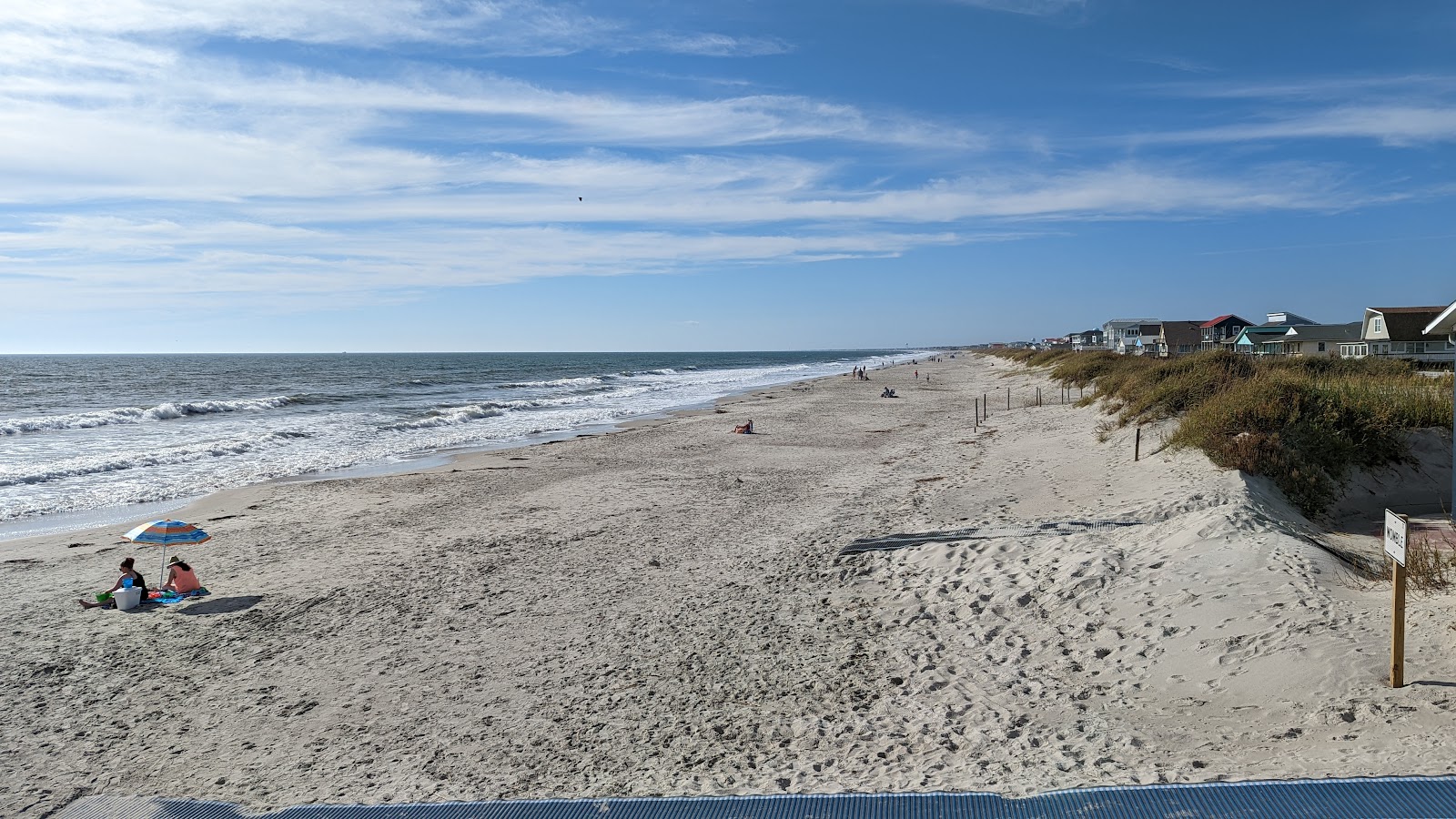 Fotografie cu Oak Island Pier beach cu drept și lung