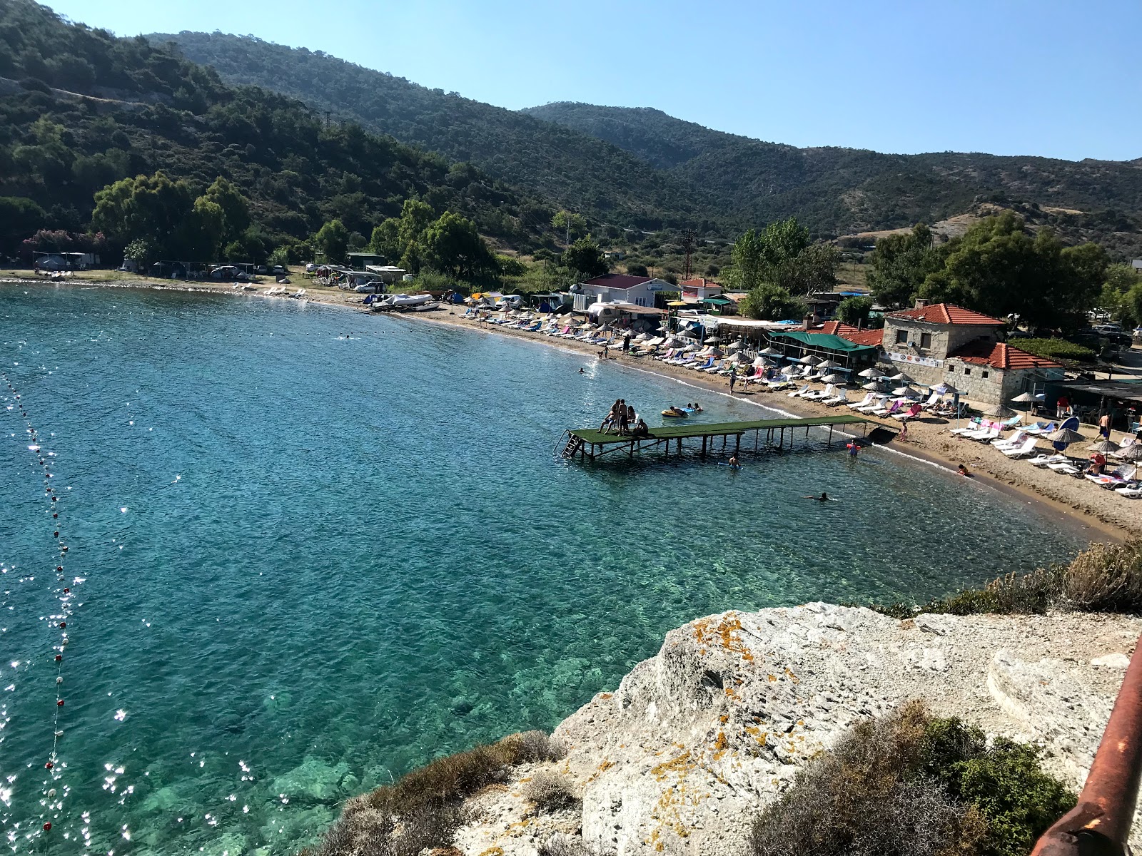 Foto af Sazlica Plaji bakket op af klipperne