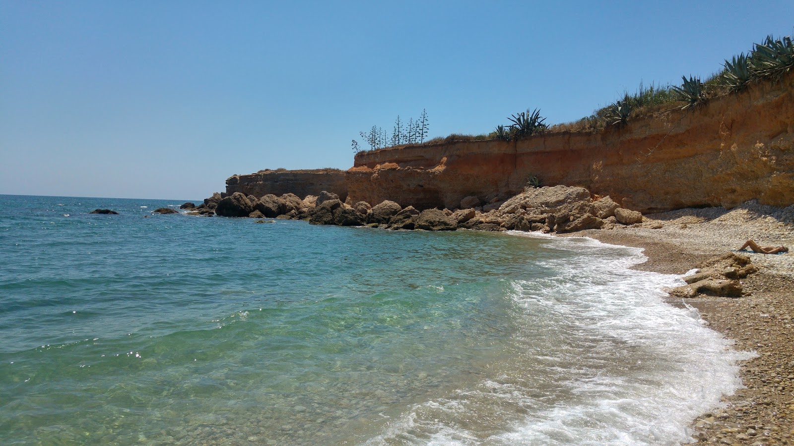 Photo de Riu de la Senia avec l'eau cristalline de surface