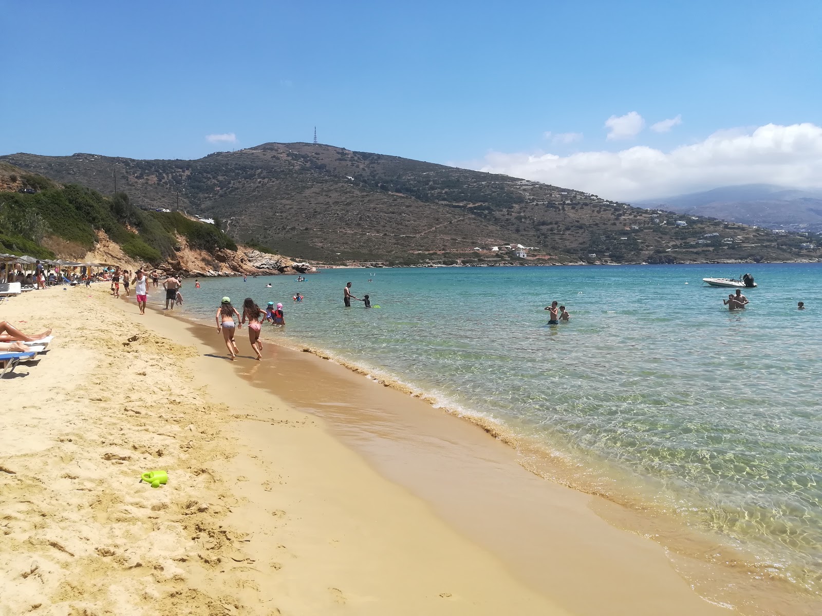 Foto van Gouden zandstrand met kleine baai