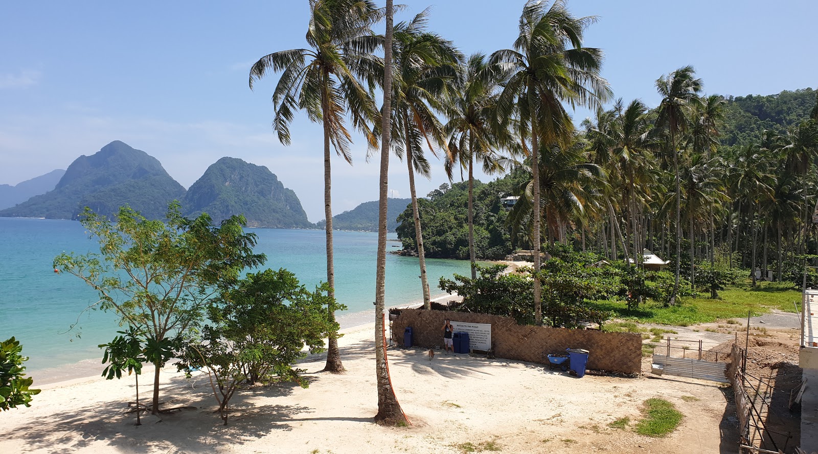 Foto von Marimegmeg Beach von Klippen umgeben