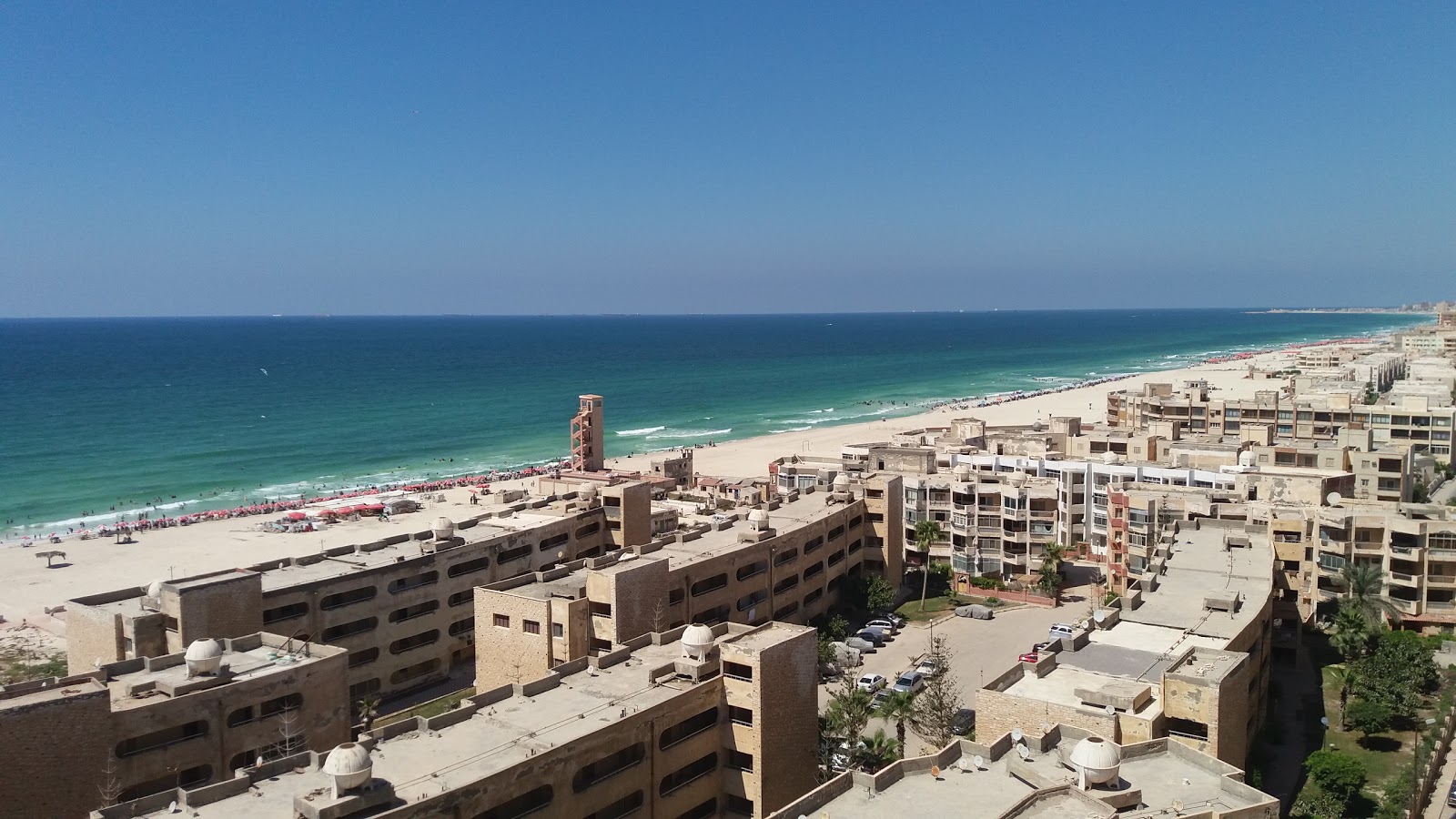Foto av El Nakheel Beach med turkos rent vatten yta