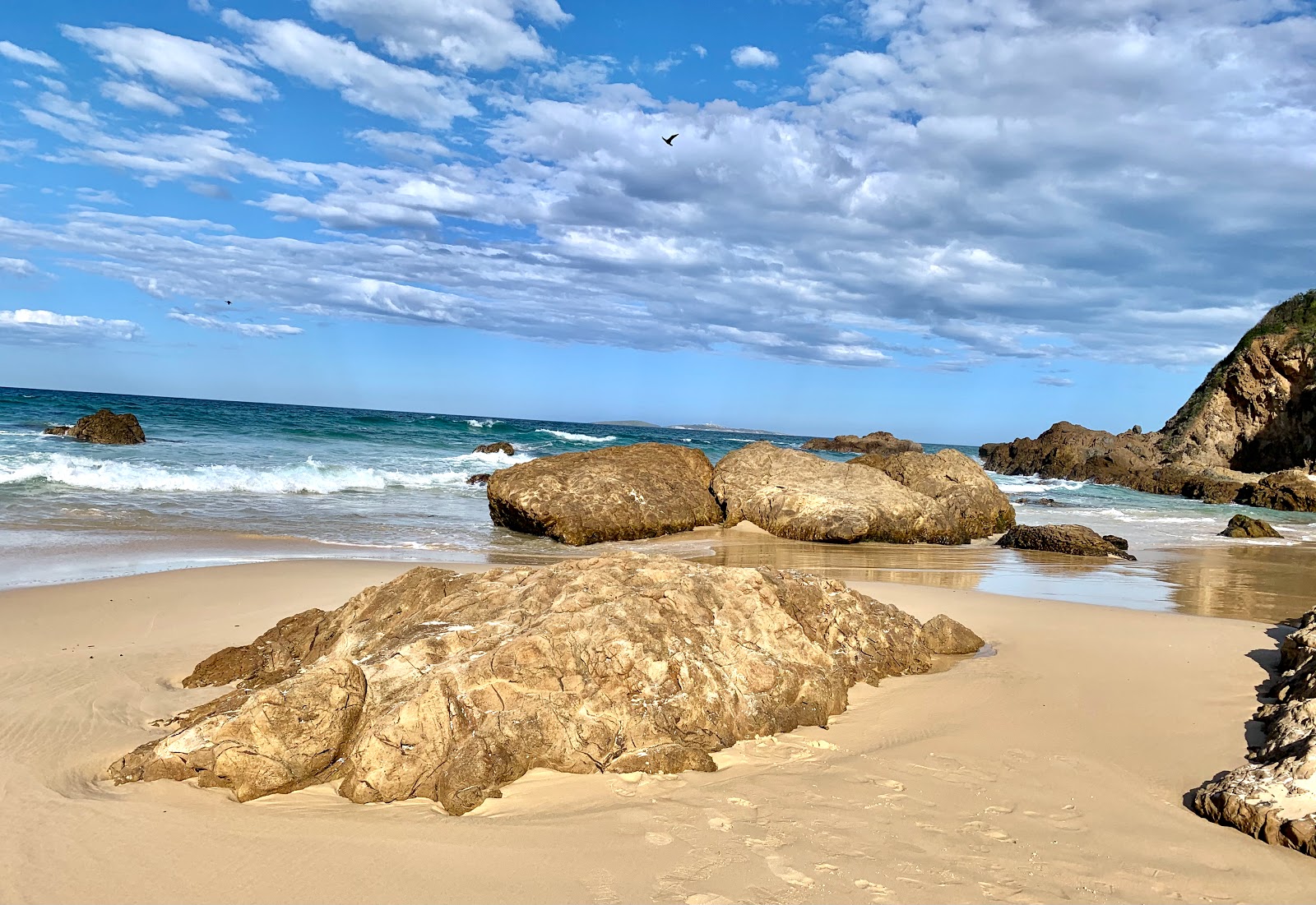 Fotografie cu Narooma Beach sprijinit de stânci