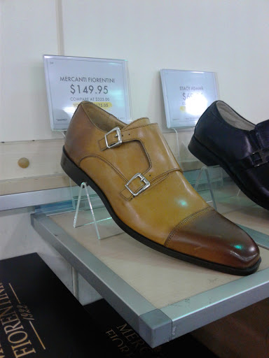 Shoe Store «DSW Designer Shoe Warehouse», reviews and photos, 4039 Richmond Rd, Warrensville Heights, OH 44122, USA