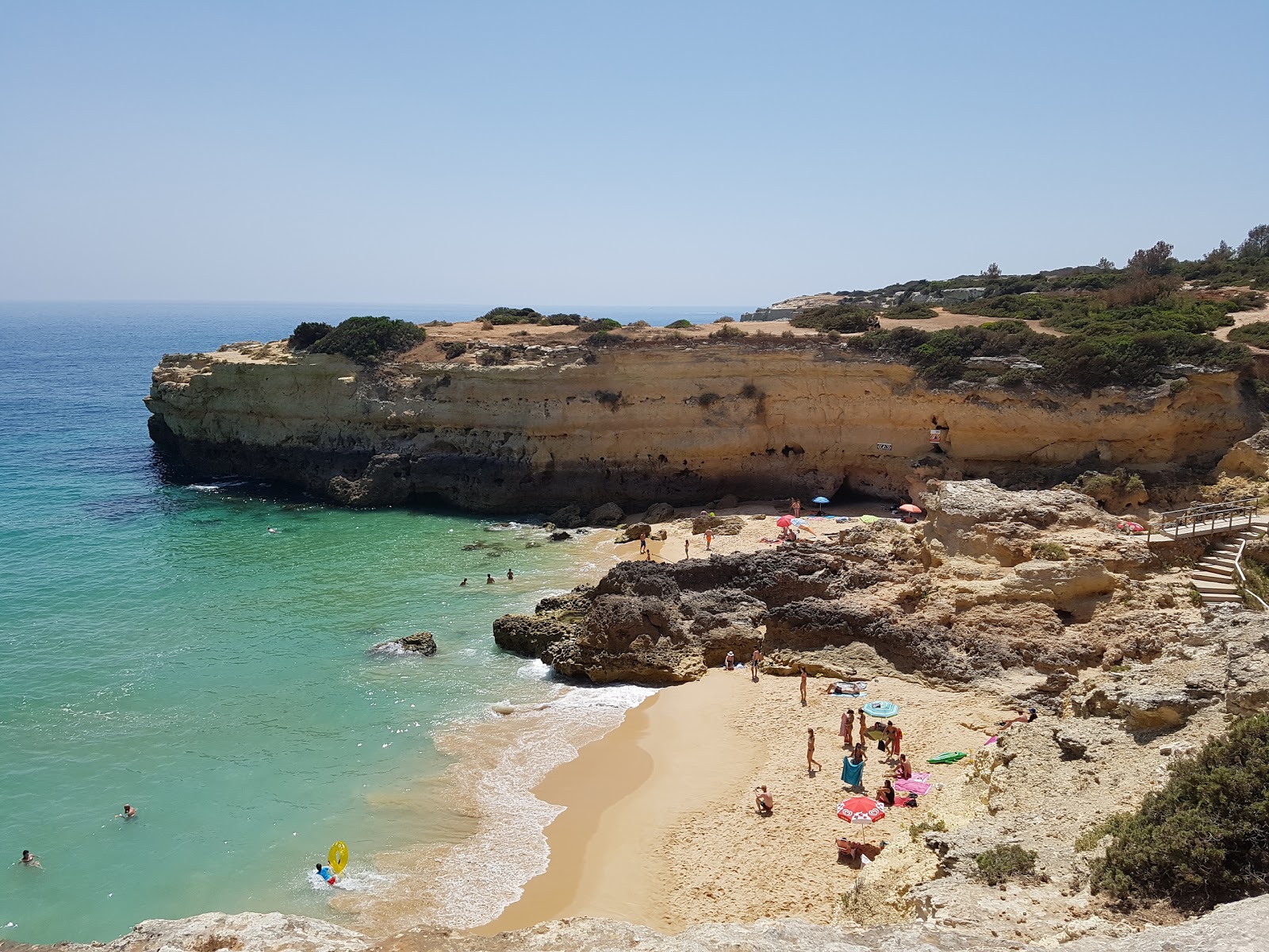 Zdjęcie Praia de Albandeira z powierzchnią turkusowa czysta woda