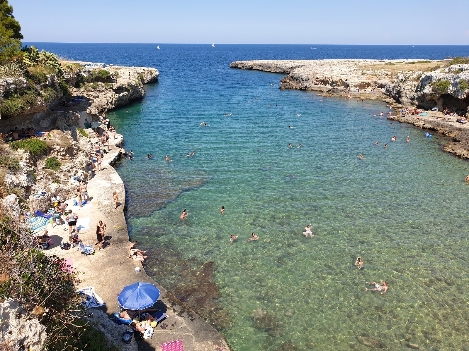 Foto de Cala Incine com seixos bege superfície