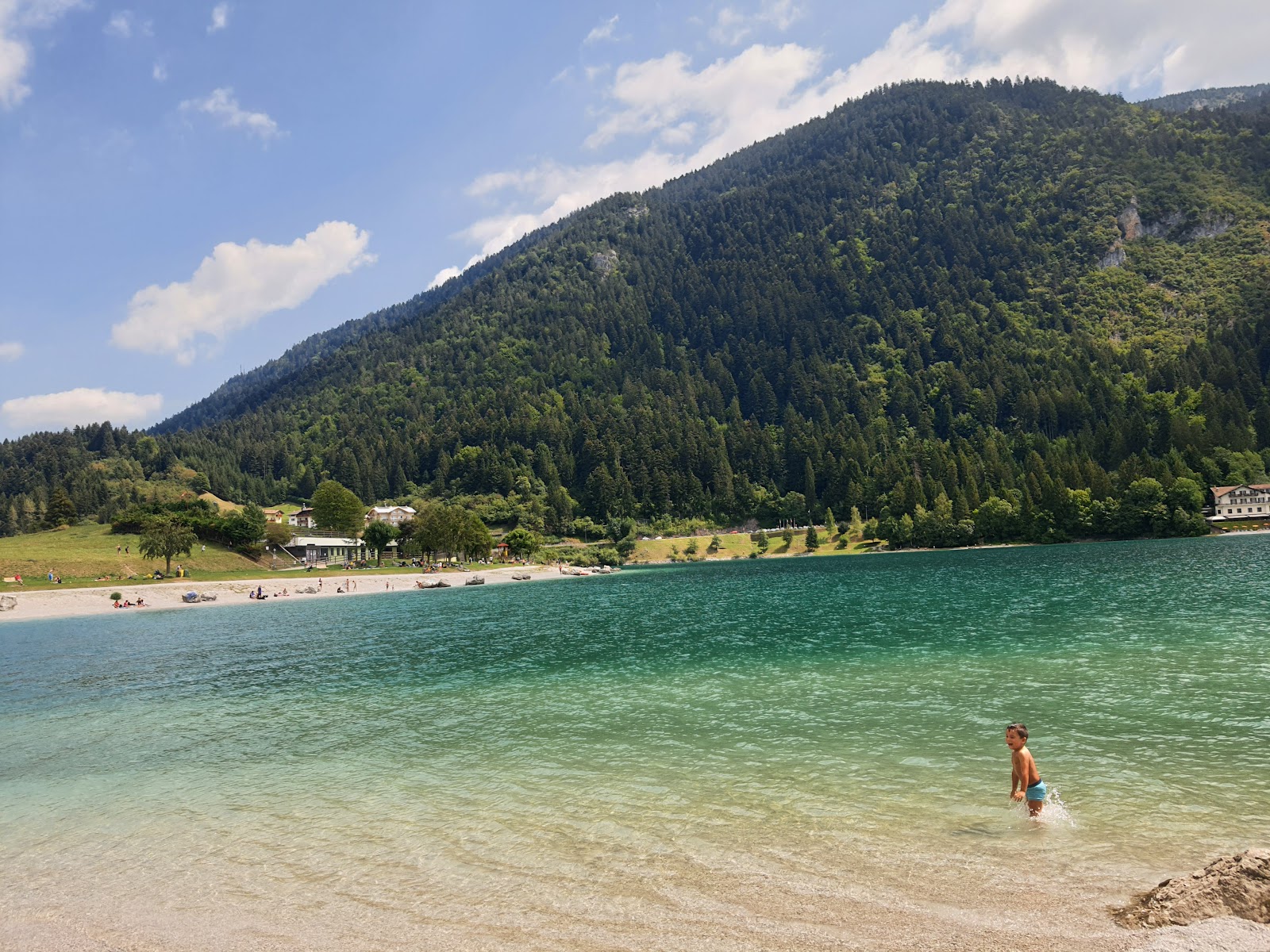 Valokuva Spiaggia Lago Di Molvenoista. sisältäen tilava ranta