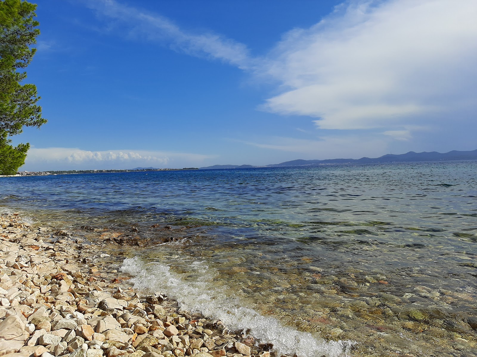 Fotografija Kozino beach z turkizna čista voda površino