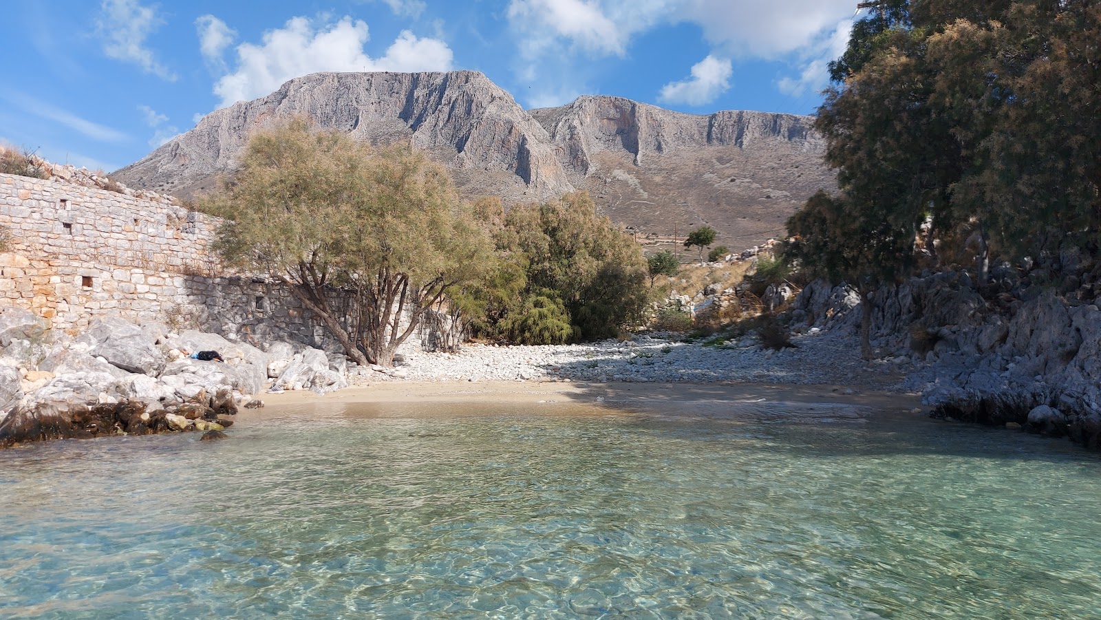 Gialia Beach'in fotoğrafı uçurumlarla desteklenmiş