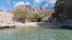 Gialia Beach'in fotoğrafı uçurumlarla desteklenmiş