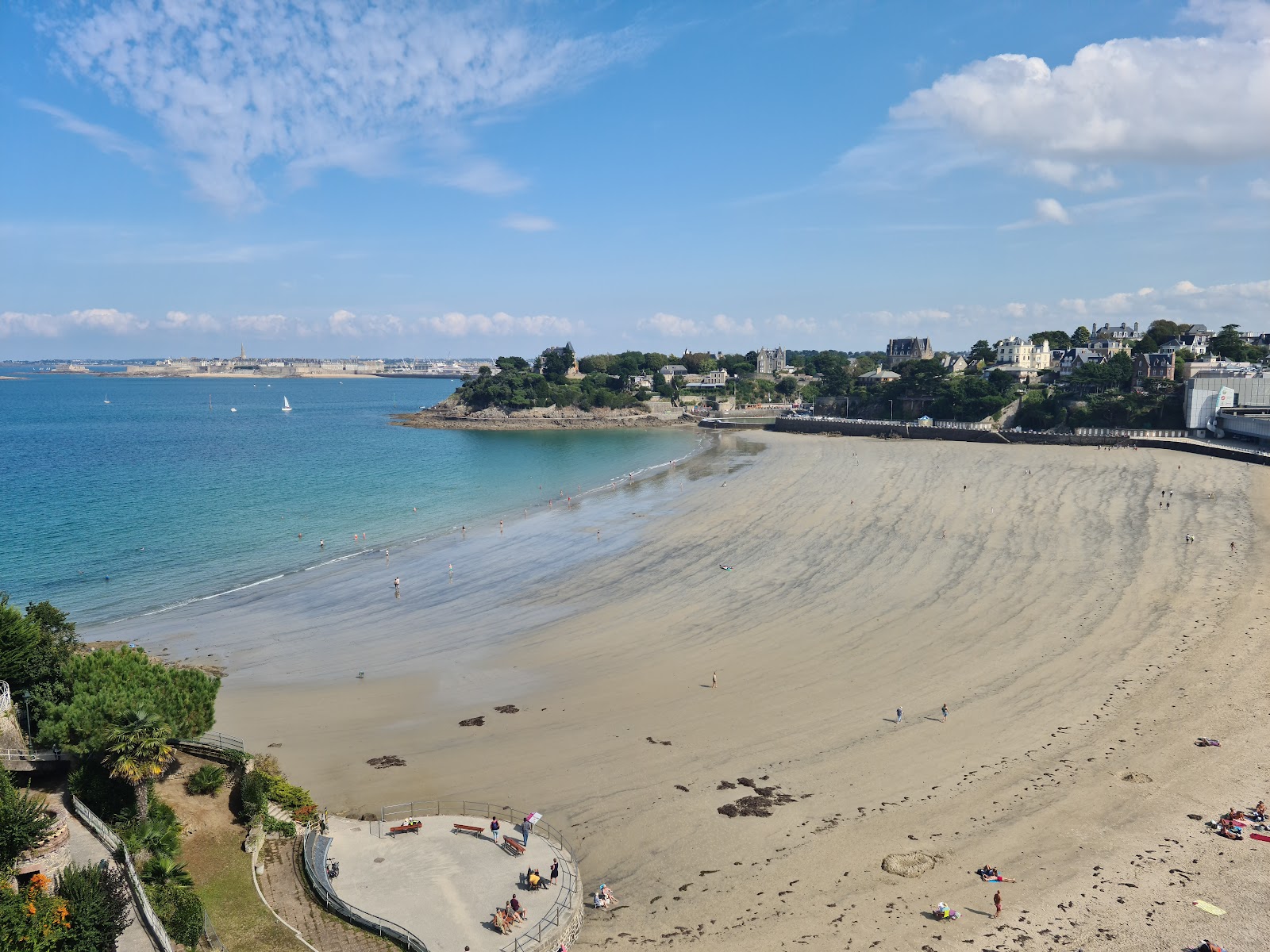 Plage de l'Ecluse'in fotoğrafı geniş ile birlikte