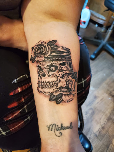 Tattoo Shop «Maumee Tattoo Company», reviews and photos, 3330 Glanzman Rd, Toledo, OH 43614, USA