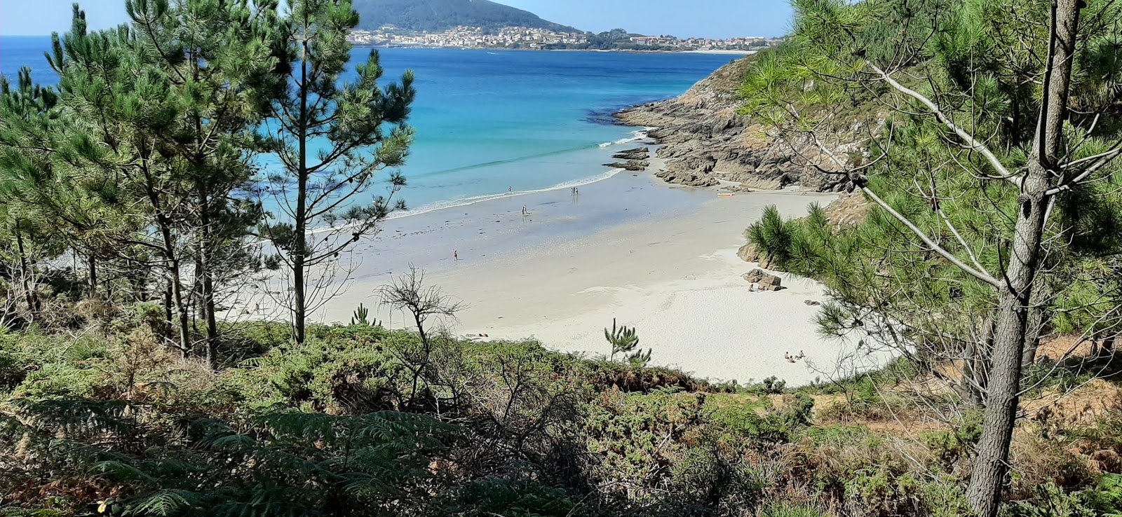 Praia de Talon'in fotoğrafı dağlarla çevrili