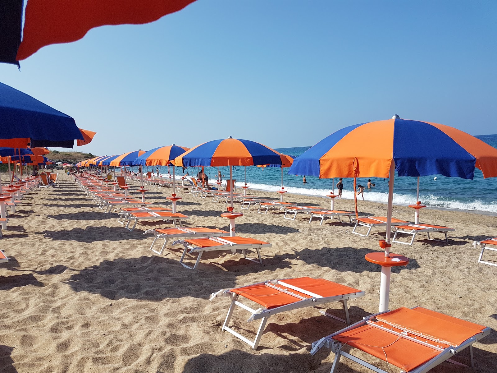 Photo of Lido Michela backed by cliffs