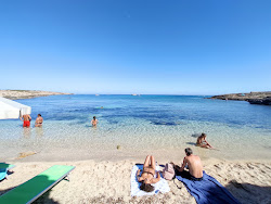 Sponges Cala'in fotoğrafı dağlarla çevrili